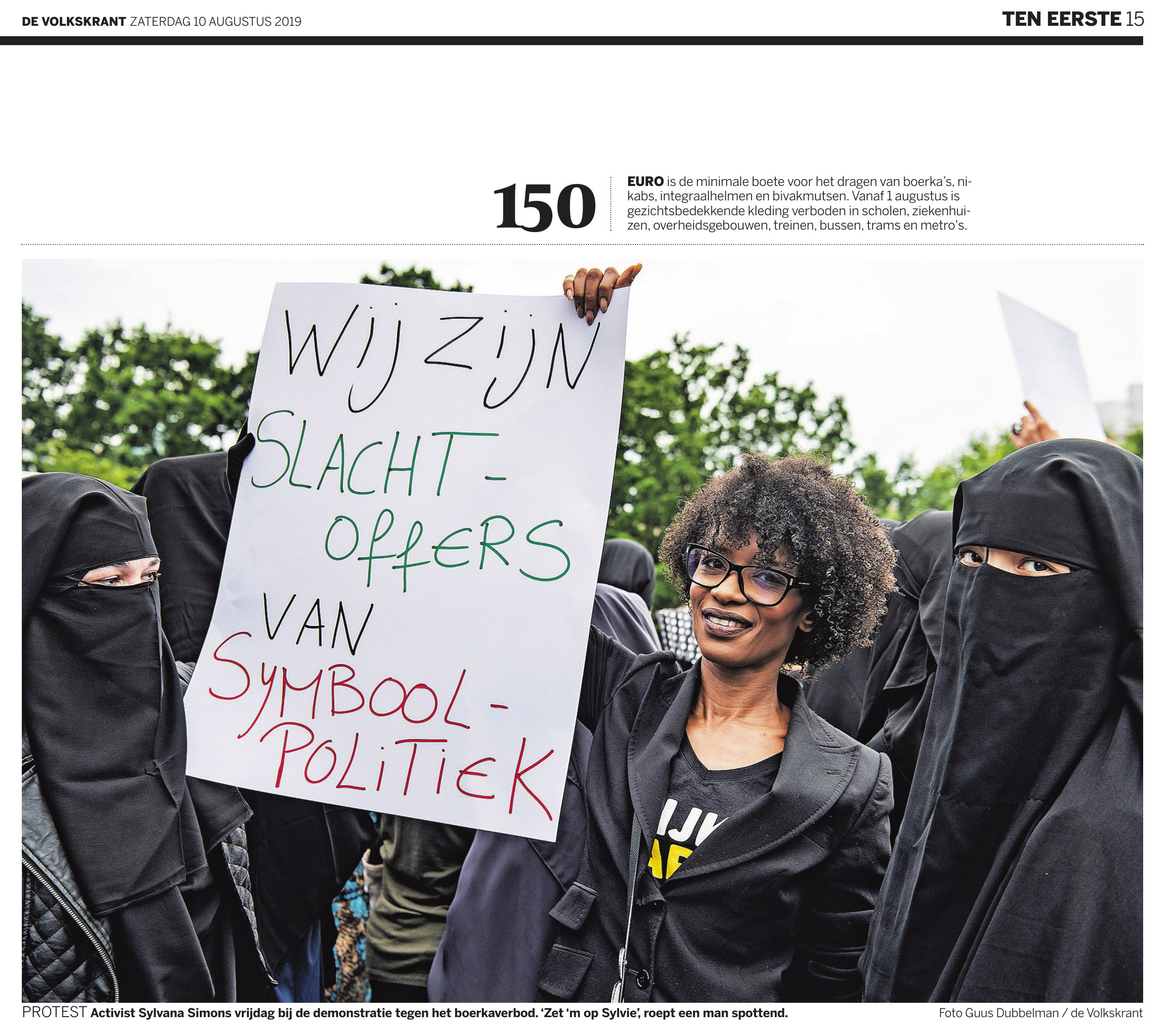 Verbod op gezichtsbedekkende kleding is ‘symboolpolitiek', vinden Sylvana Simons (de vrouw op de foto zónder nikab) en de Volkskrant