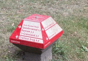 Shula Rijxman Route op ANWB-paddenstoel in Hilversums Spanderswoud